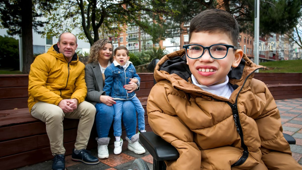 Martín, en primer plano, juntos a sus padres y su hermano Mateo. TOMÁS ALONSO