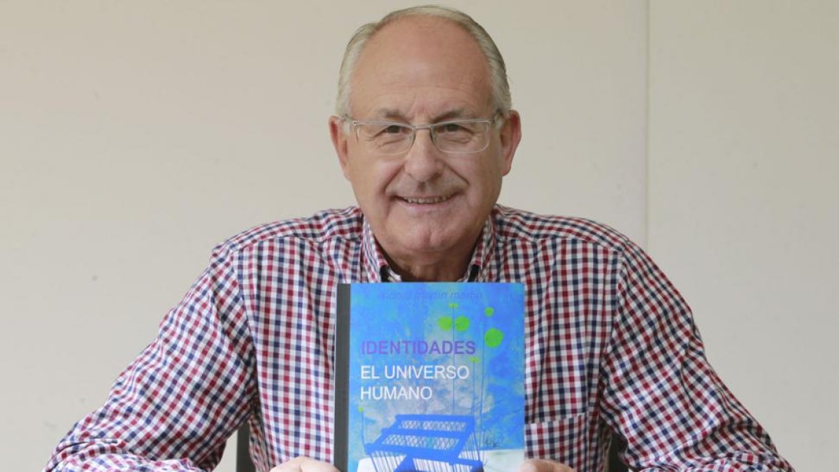 Isidoro Martín Martín posa con su trabajo ‘Identidades. El Universo Humano’.-RAÚL G. OCHOA