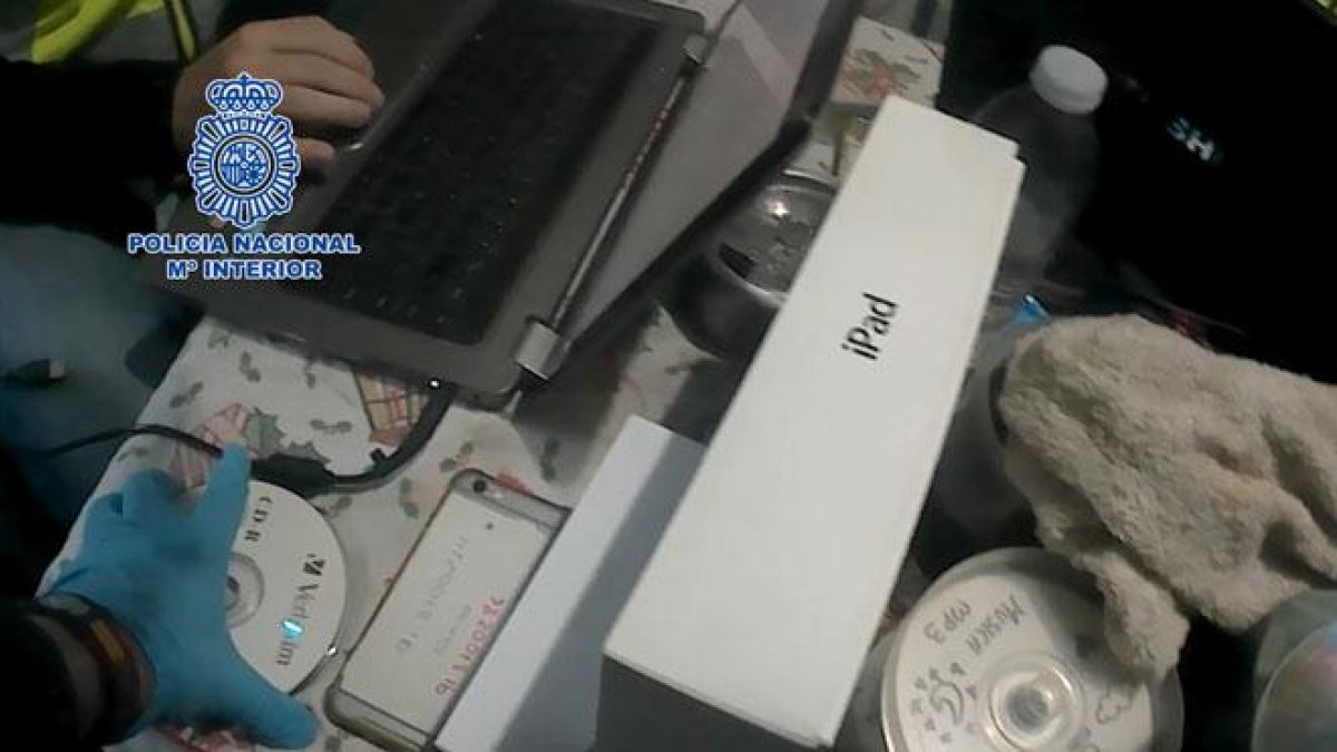 Detenidas 24 personas por compartir pornografía infantil a través de una red social.-POLICÍA NACIONAL