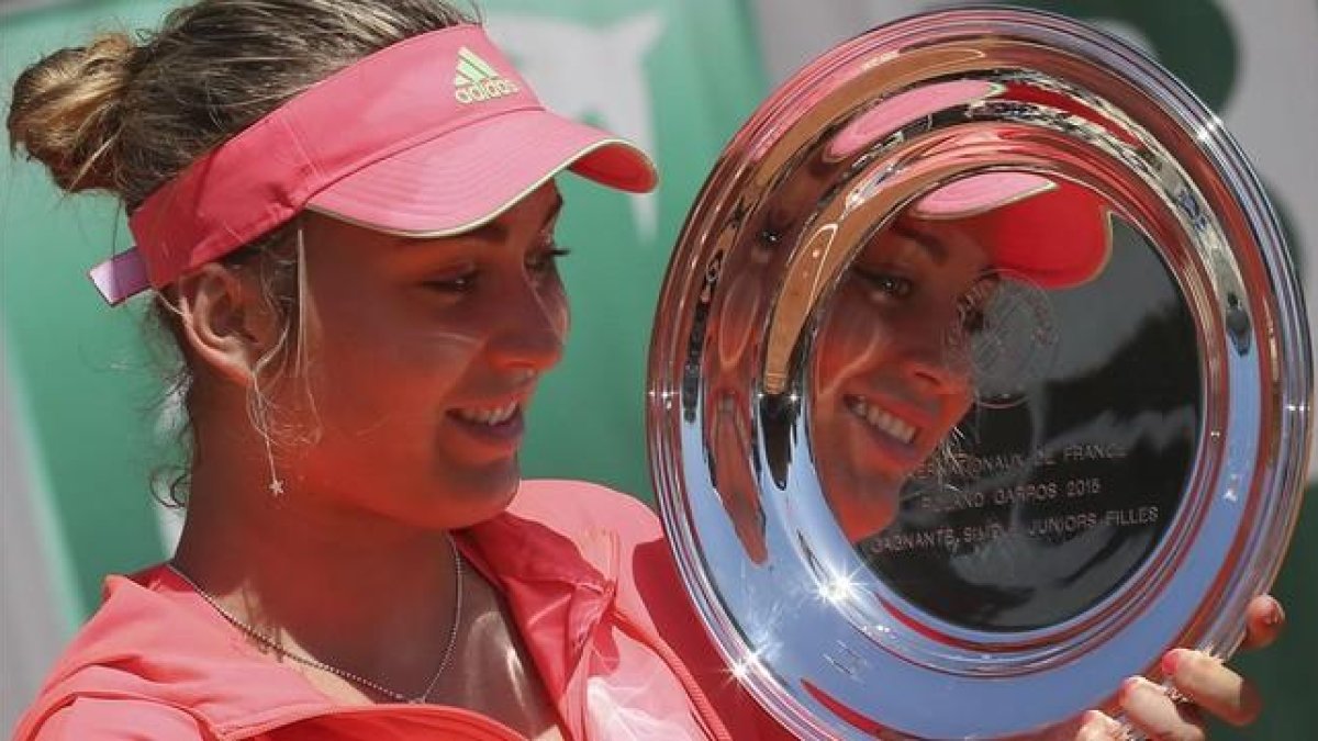 Paula Badosa anuncia que jugará con España AP / DAVID VINENT Badosa luce el trofeo en París.-AFP