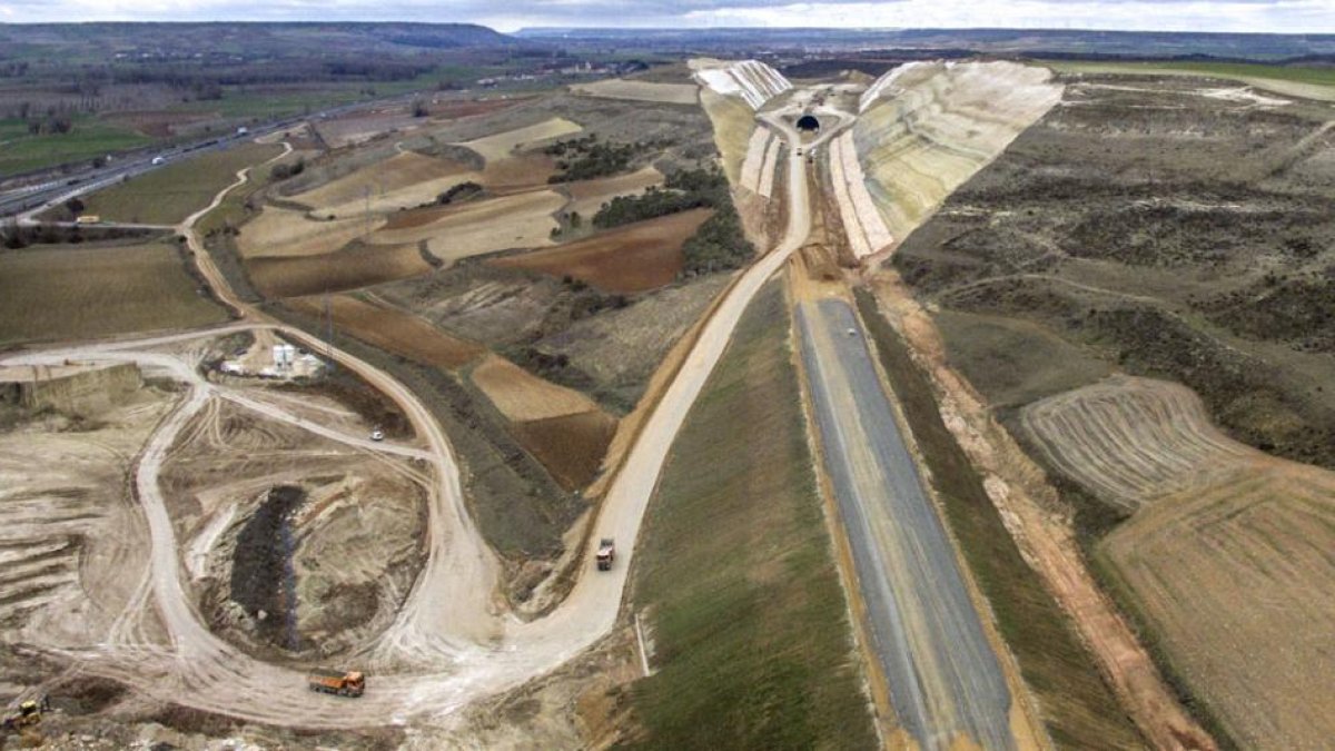 Imagen de ayer de la obra que se está ejecutando en el túnel de las Calbezadas, en Estépar.-ISRAEL L. MURILLO