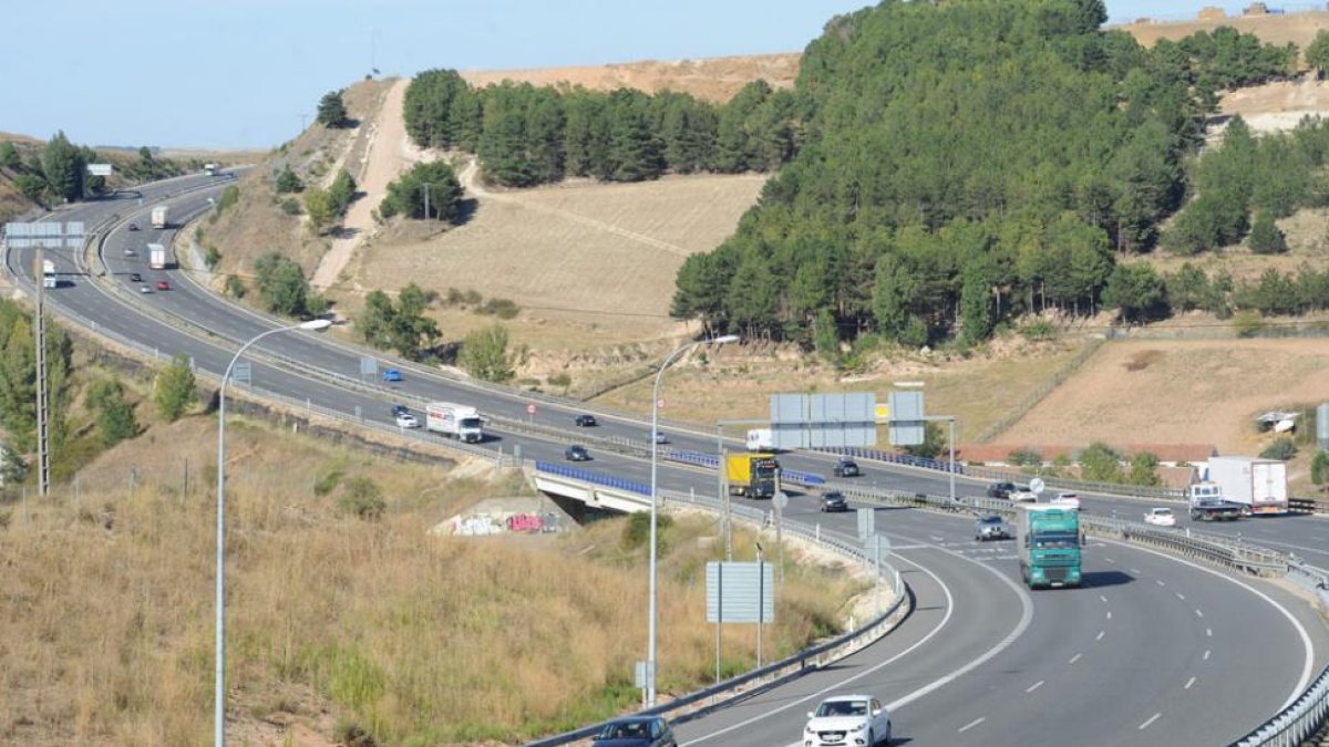 La circulación fue ayer fluida en toda la provincia, como se aprecia en la imagen tomada en la autovía A-1 en la bajada de La Varga.-ISRAEL L. MURILLO