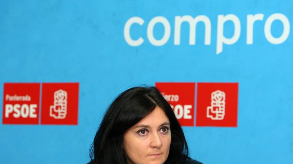 La portavoz del Grupo Municipal Socialista de Ponferrada, Paula Rodríguez, durante la rueda de prensa de esta mañana para analizar la política municipal en Ponferrada-Ical