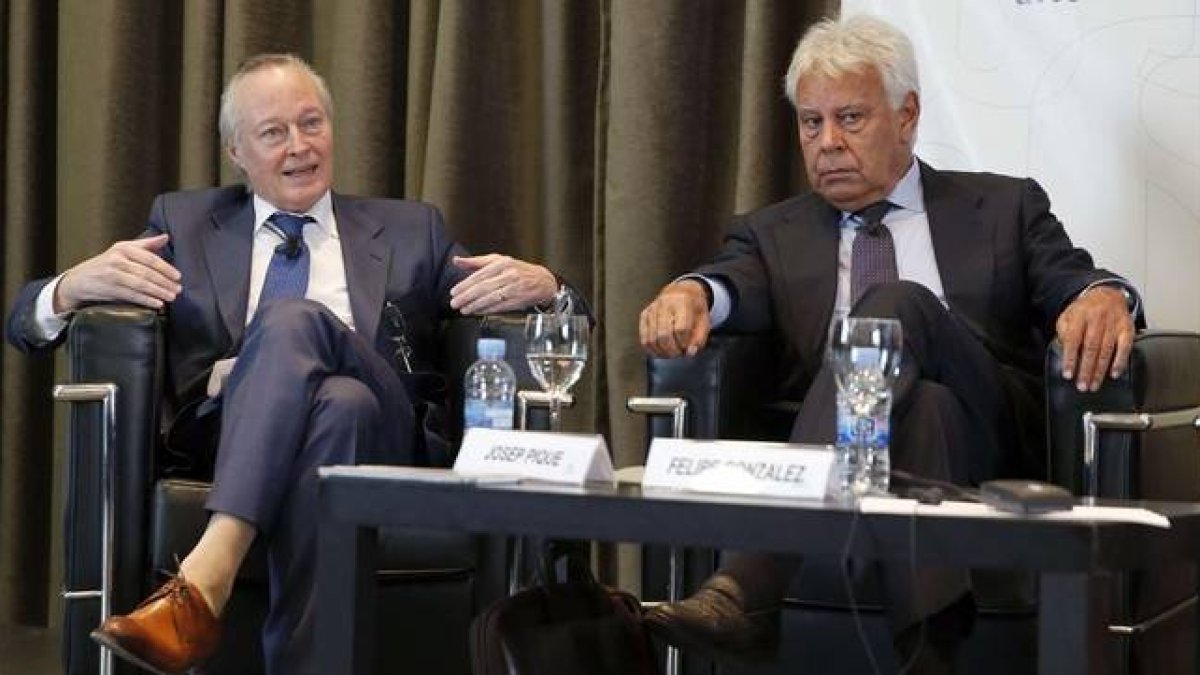 El exministro Josep Piqué, vicepresidente del Círculo de Empresarios, junto al expresidente Felipe González, en un seminario organizado por la Fundación Alternativas, en Madrid.-EFE / J. J. GUILLÉN