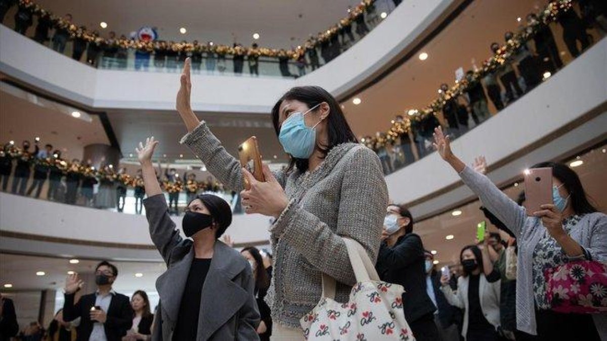 Manifestantes antigubernamentales participan en un ’flashmob’ en un centro comercial de Hong Kong, este martes.-JEROME FAVRE (EFE)
