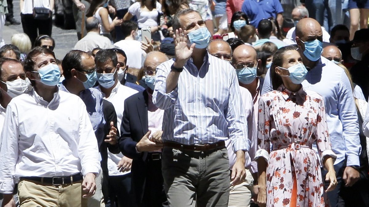 Los Reyes durante su visita a la localidad soriana de Vinuesa, junto al presidente de Castilla y León, Alfonso Fernández Mañueco. LUIS ÁNGEL TEJEDOR