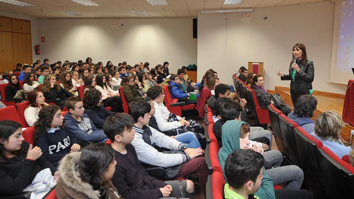 La autora del documental acudió a la Facultad de Educación para hacer el visionado de la cinta con alumnos burgaleses de 3º y 4º de ESO.-ISRAEL L. MURILLO