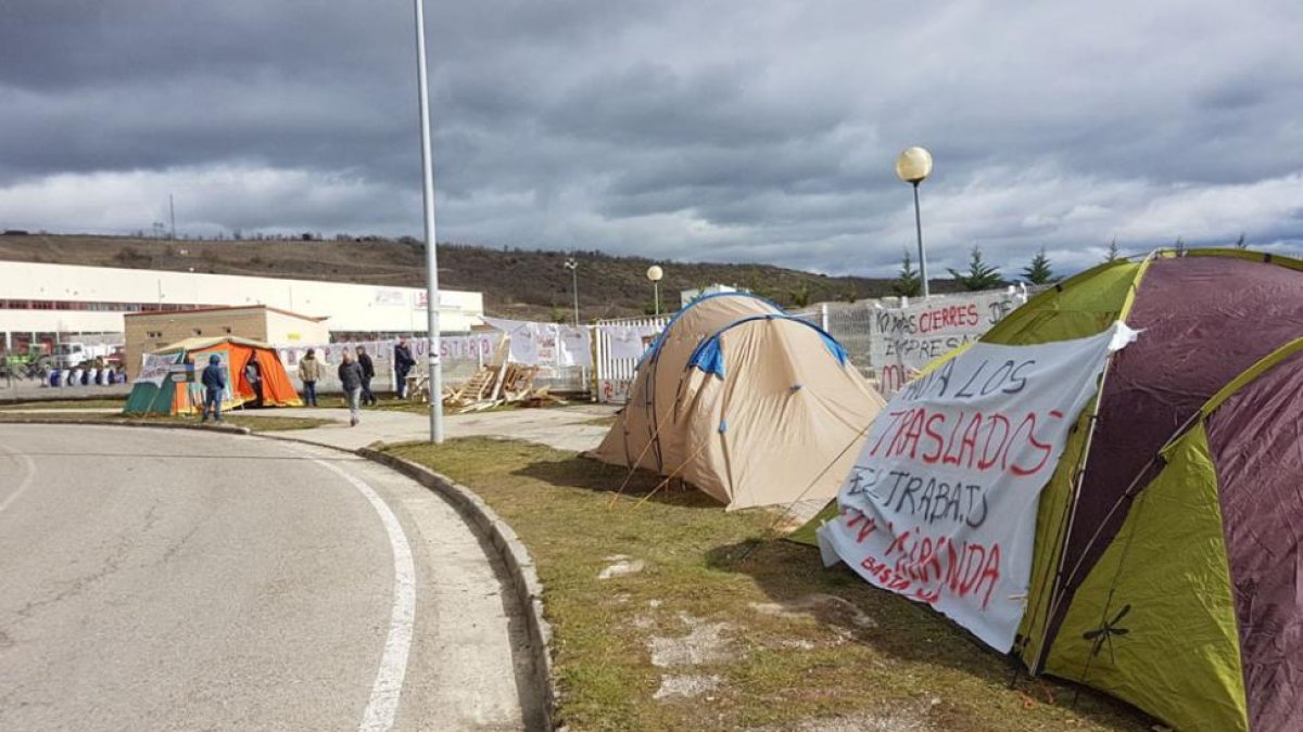 Los trabajadores comenzaron a concentrarse por la mañana, con la intención de quedarse «cuanto sea necesario».-ECB