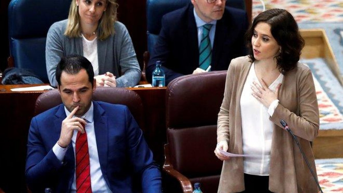 La presidenta madrileña en el pleno de la Asamblea este jueves.-DAVID FERNÁNDEZ (EFE)