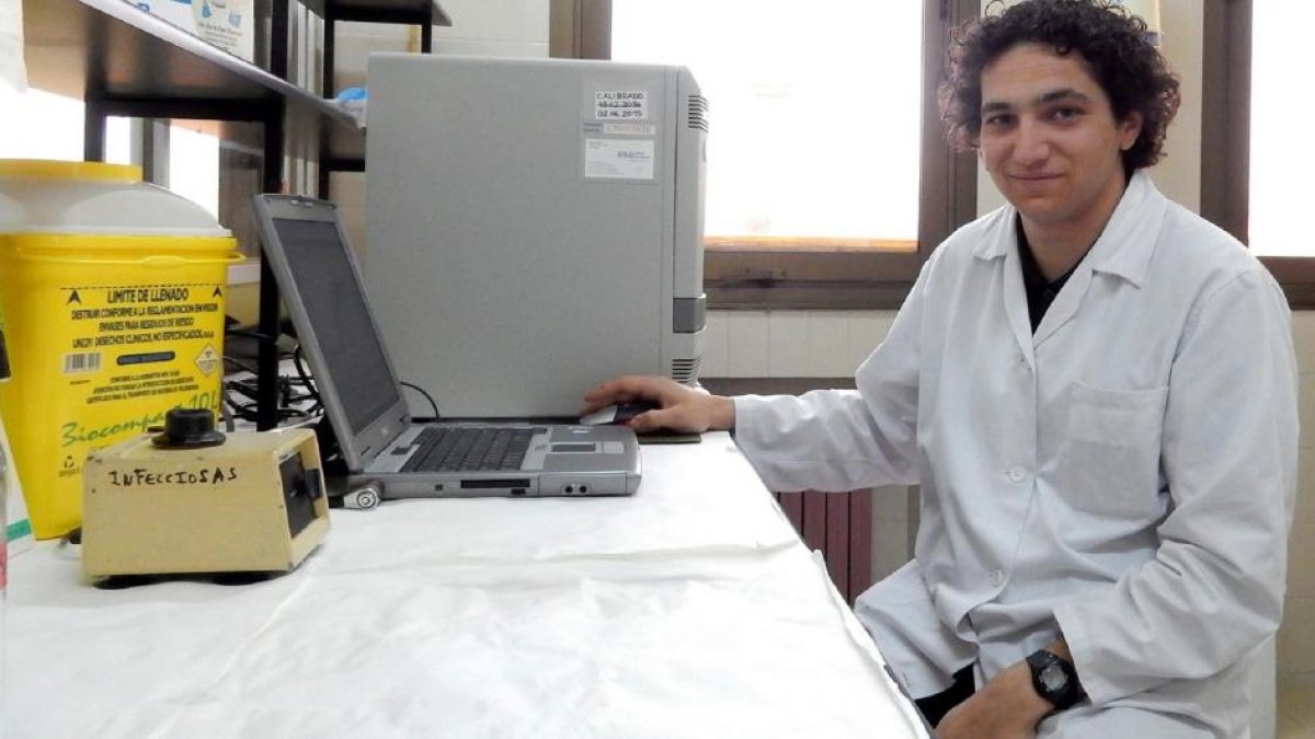 Rubén Miranda en el laboratorio de la Facultad de Veterinaria de la Universidad de León.-EL MUNDO