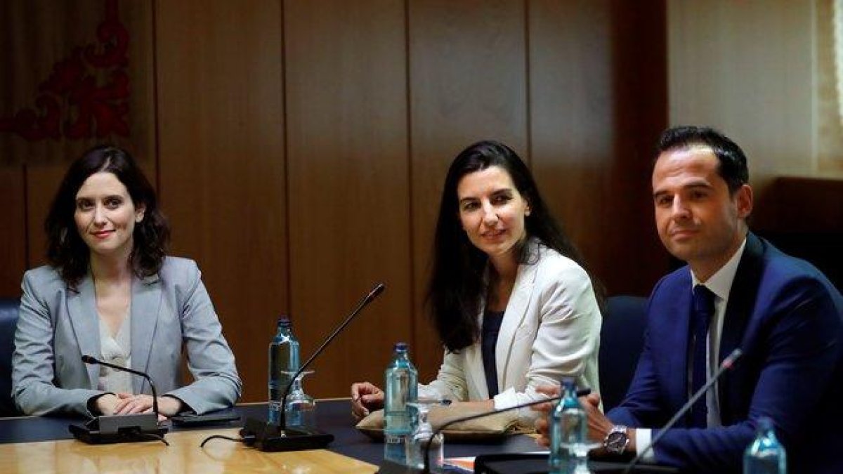 La candidata del PP a presidir la Comunidad de Madrid, Isabel Díaz Ayuso, la de Vox, Rocío Monasterio, y el de Ciudadanos, Ignacio Aguado.-CHEMA MOYA (EFE)