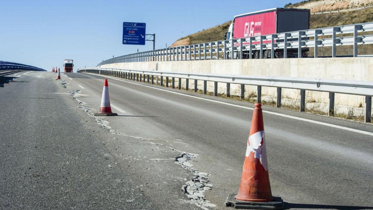 Imagen de las grietas en el carril derecho del tramo de la BU-30, cerca de la depuradora de aguas residuales.-ISRAEL L. MURILLO