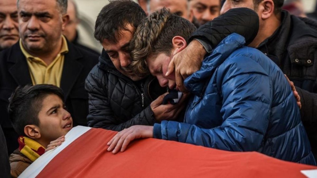 Unos familiares lloran la pérdida de una de las víctimas del club Reina en Estambul.-OZAN KOSE