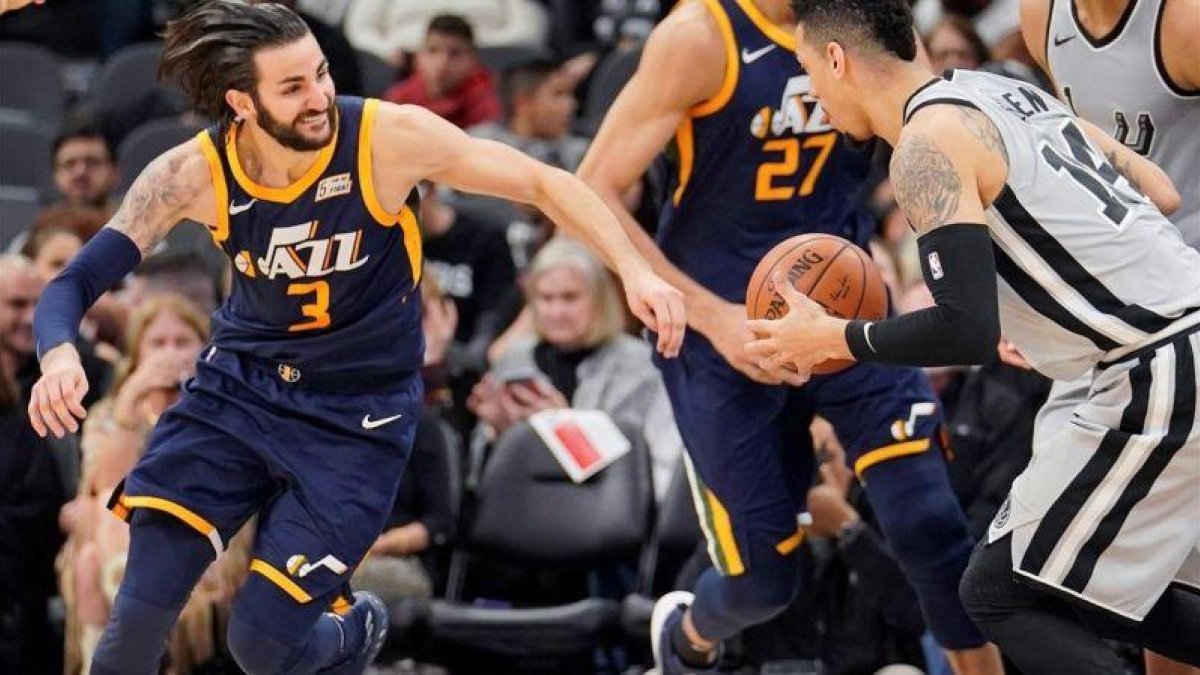 Ricky Rubio ante Danny Green, en el encuentro entre los Spurs y los Jazz.-EFE / D WILLIAM ABATE