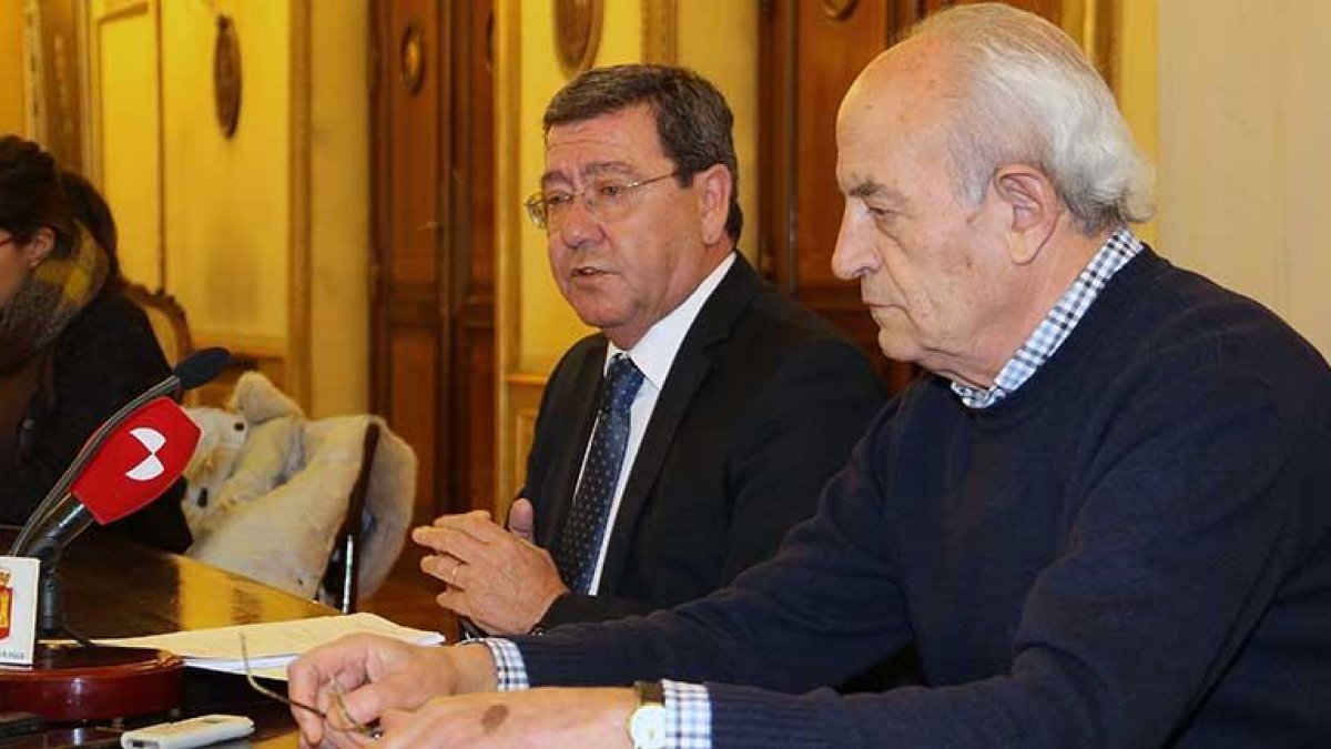 Rico (izq) junto a Martínez (dch) durante la presentación de los presupuestos con los que prevén trabajar en 2018.-ECB