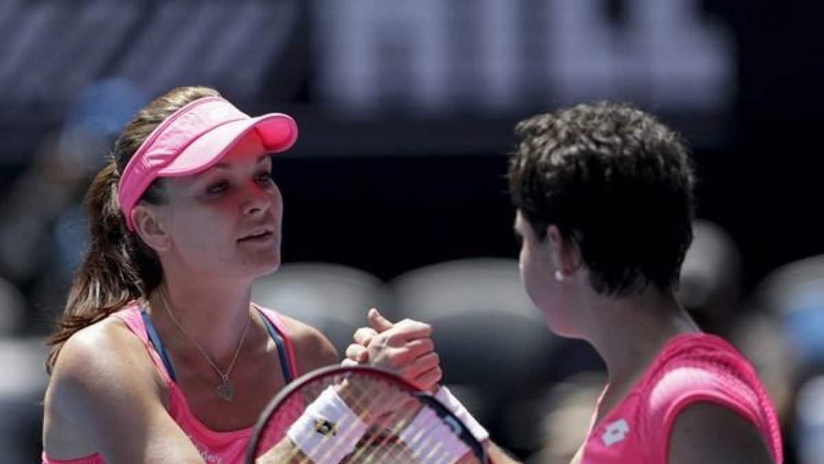 Carla Suárez, de espaldas, saluda a Radwanska al final del partido.-EFE / LYNN BO BO