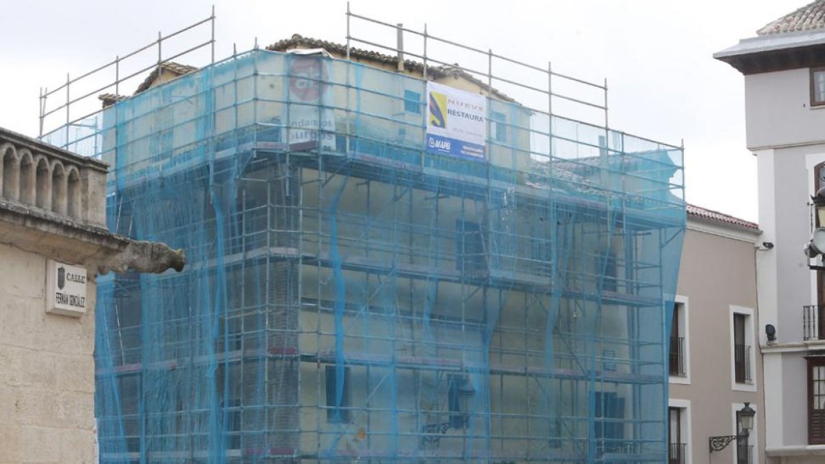 El edificio de la plaza Santa María, con andamios desde noviembre, en una vista desde Fernán González.-ISRAEL L. MURILLO