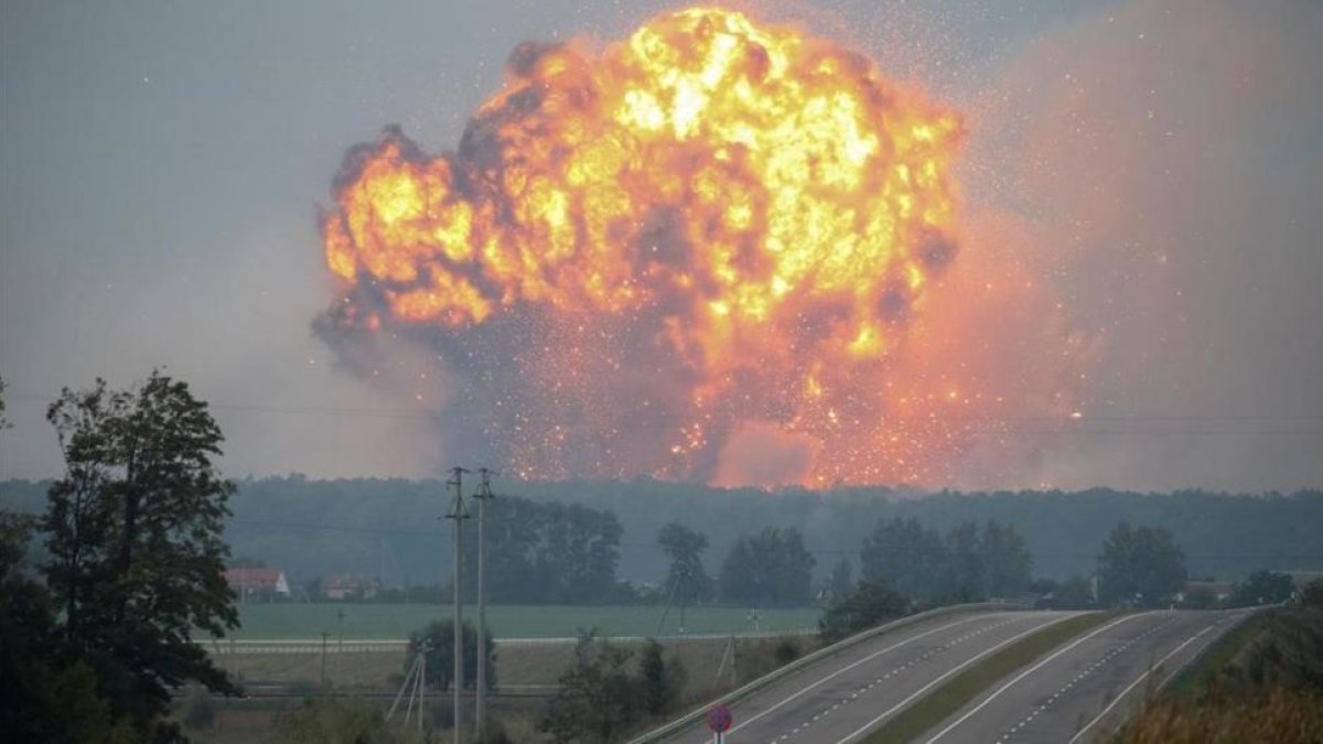 Una de las explosiones en el depósito de municiones-GLEB GARANICH / REUTERS