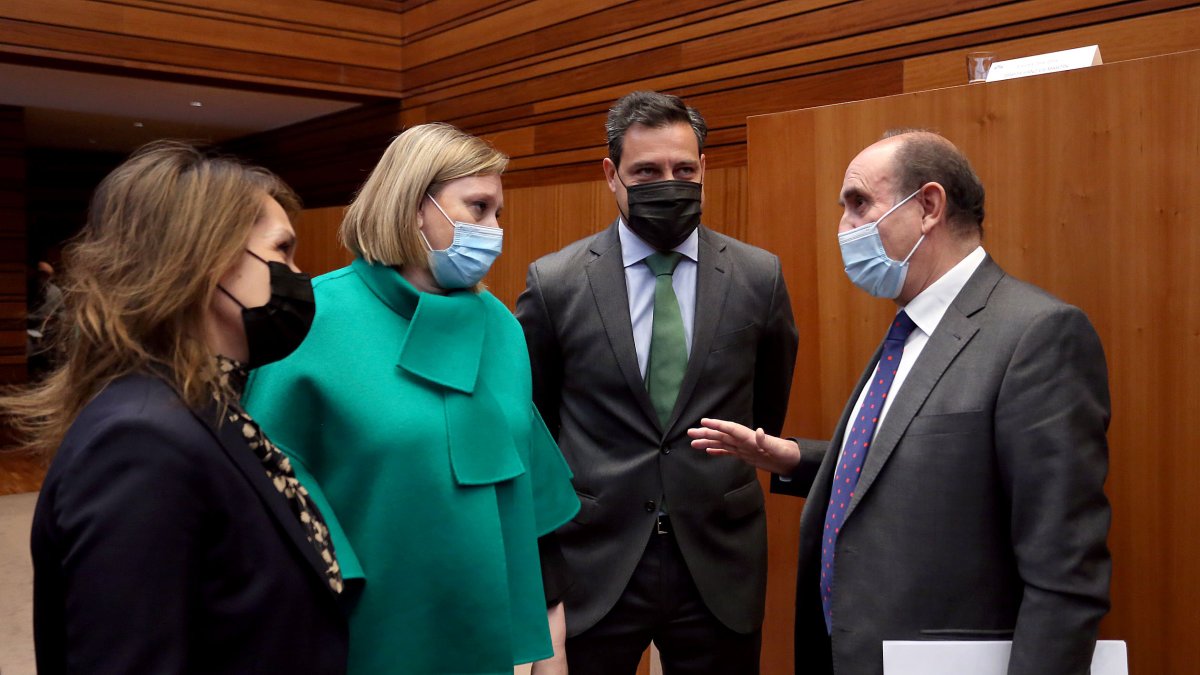 El Procurador del Común de Castilla y León, Tomás Quintana López, conversa con el portavoz del PP, Rúl de la Hoz, y con las consejera de Familia y de Educación, Isabel Blanco y Rocío Lucas, antes de presentar el informe anual en el pleno de las Cortes. ICAL
