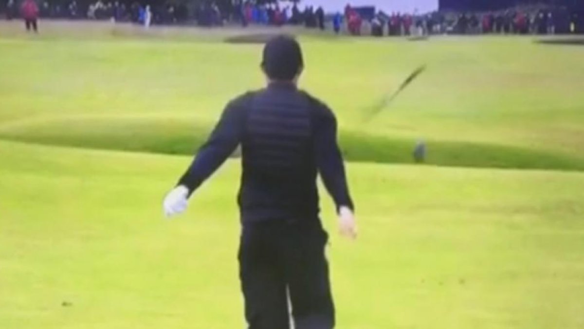 Rory McIlroe destroza un palo en el Abierto Británico.-