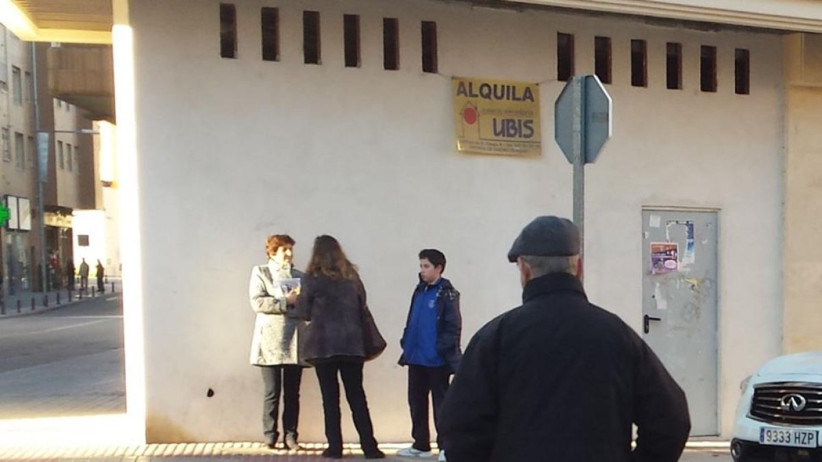 Escalones, aceras demasiado estrechas complican el día a día de mucha gente.-L. V.