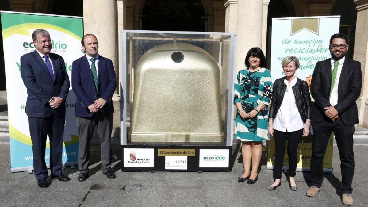 El alcalde de León, Antonio Silván, y el gerente de zona de Ecovidrio, Eloy Garicano, presentan la campaña ‘El contenedor de oro de Ecovidrio’.-ICAL