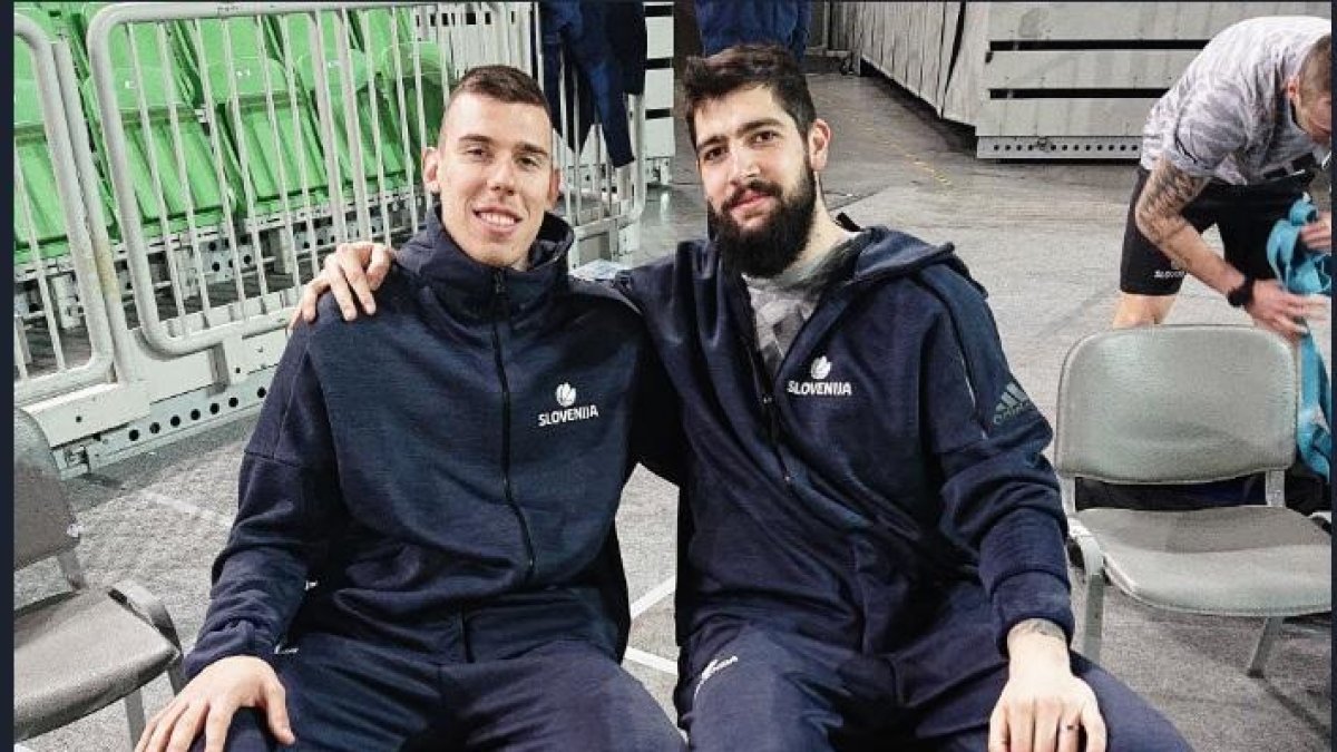 Cancar -izquierda- posa durante un entrenamiento de Eslovenia.-TWITTER / KZS_SI