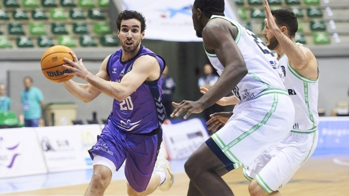 Bassas sube el balón. SANTI OTERO