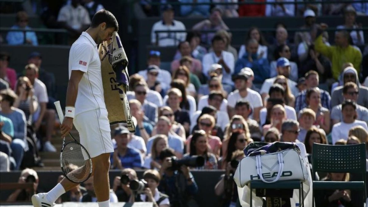 Djokovic, abatido, al final del partido.-REUTERS / PAUL CHILDS
