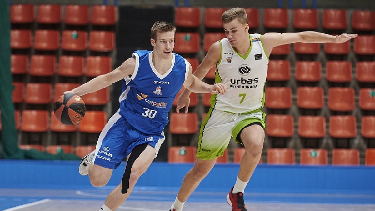 Somogyi sube el balón en el amistoso contra el Fuenlabrada. BORJA B. HOJAS / SPB