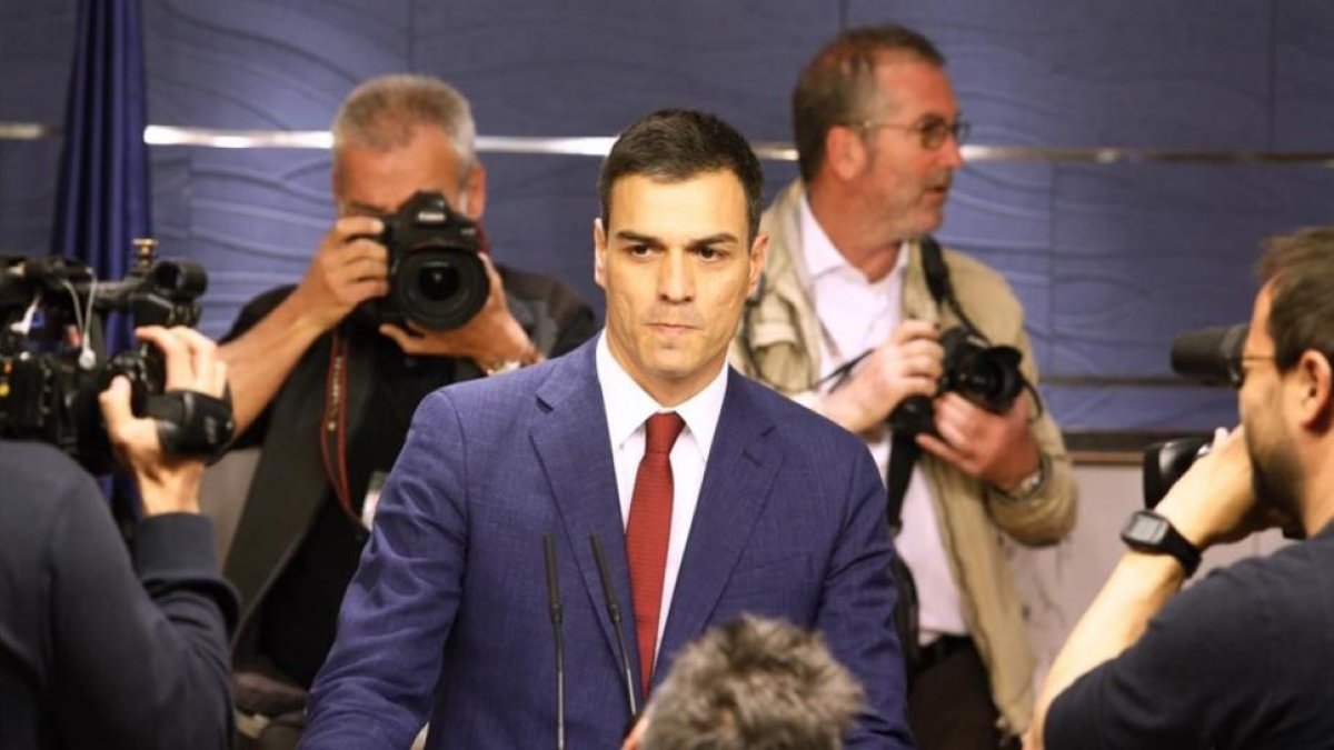 Pedro Sánchez, el pasado martes en el Congreso, tras su entrevista con el Rey.-AGUSTÍN CATALÁN