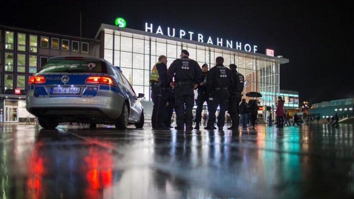 Oficiales de la policía patrullan en la estación principal de Colonia, en Alemania, la noche del 6 de enero.-EFE / MAJA HITIJ