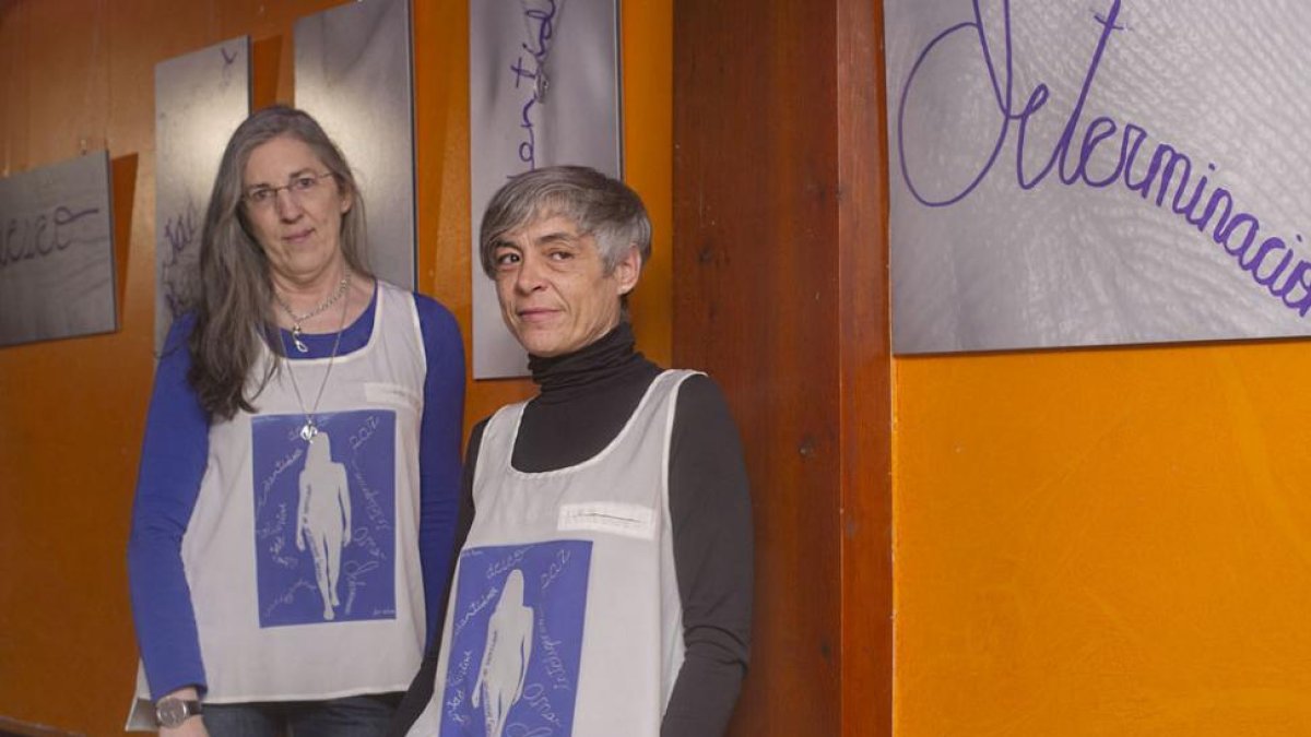 Sara Tapia (i.) y Flor Aldea, junto a una de las fotografías de la colección.-Israel L. Murillo