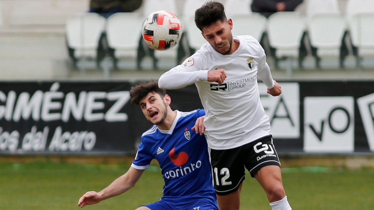 Javi Gómez le gana la partida a un rival. SANTI OTERO