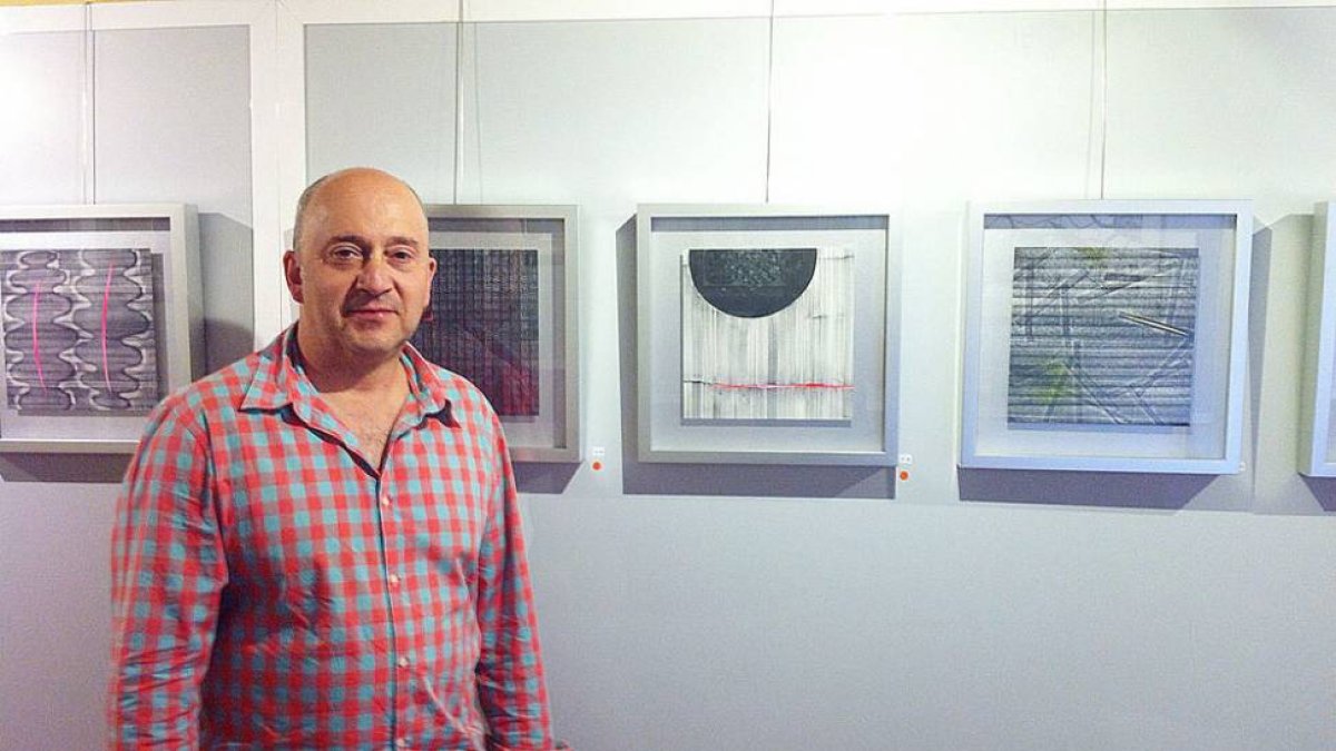 El artista burgalés reúne hasta el día 14 obras de pequeño formato en su exposición ‘Micropaisaje’.-ECB
