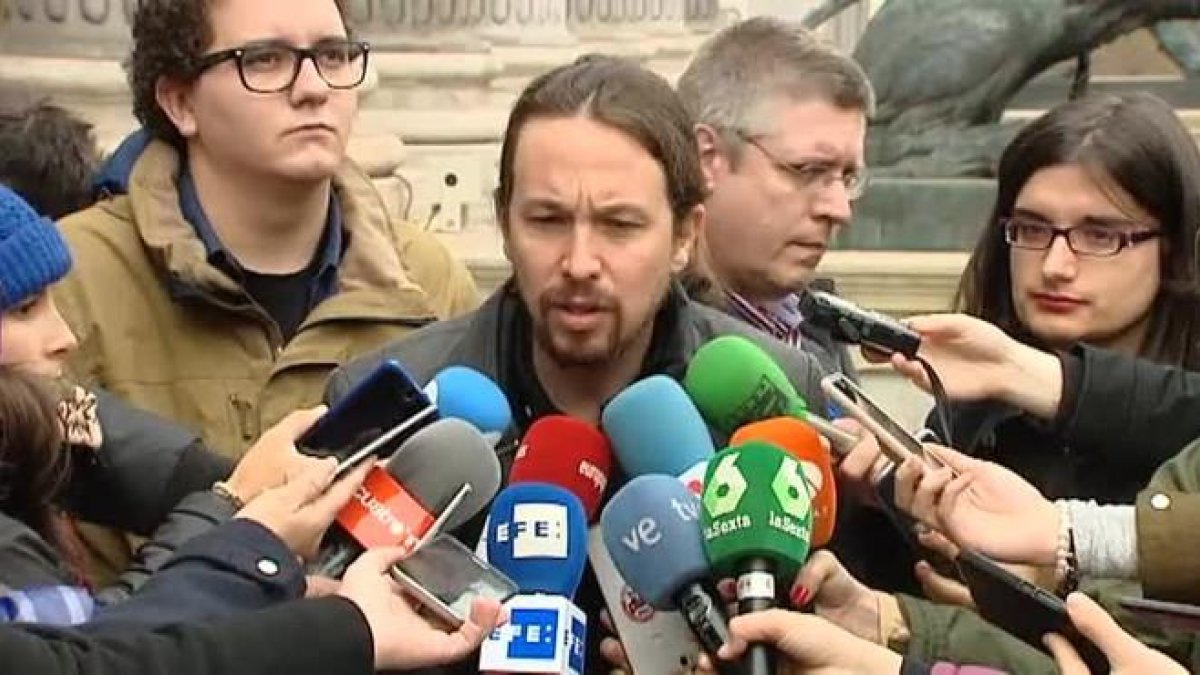 El líder de Podemos, Pablo Iglesias, hace declaraciones a los medios de comunicación, tras presentar una proposición no de ley para garantizar la libertad de expresión.-