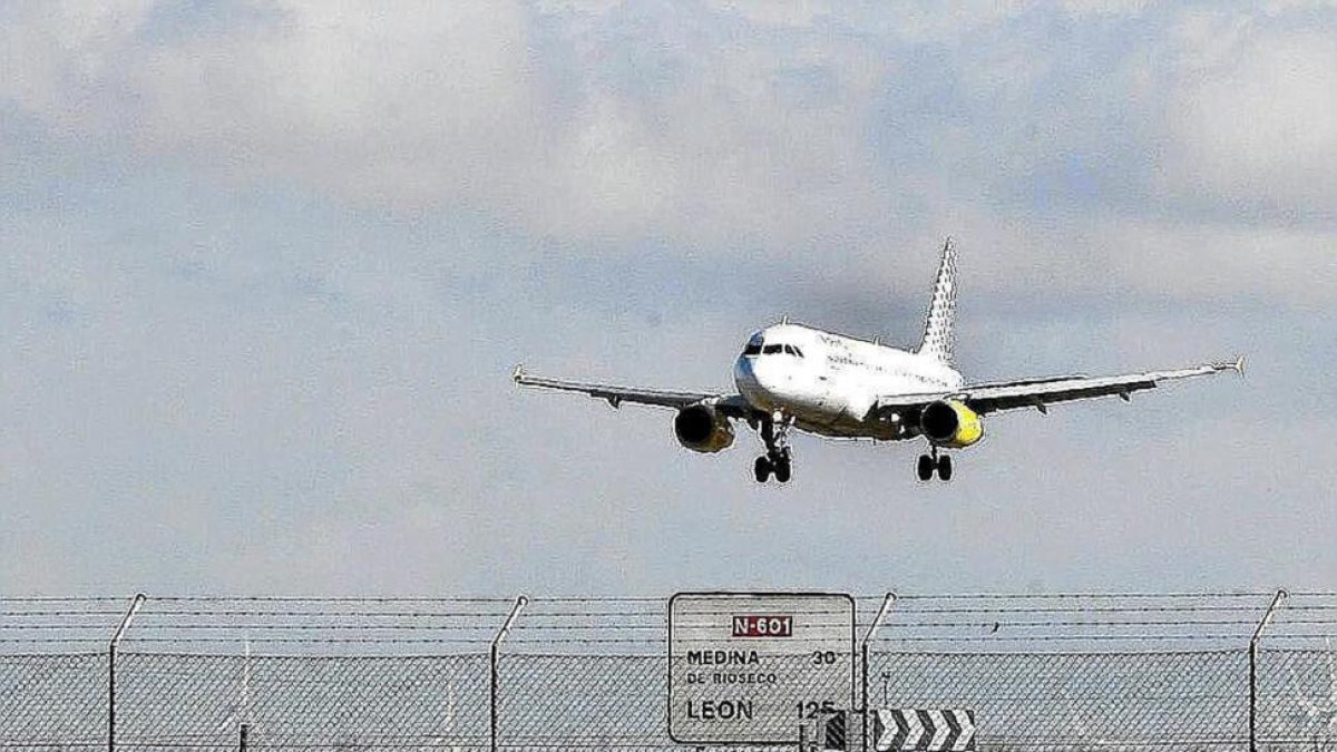 Avión aterrizando en el aeropuerto de Villanubla, foto de archivo.-ICAL