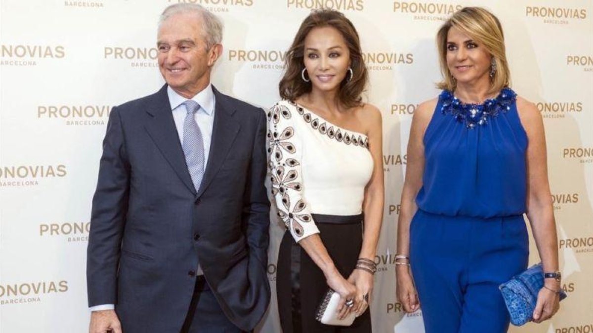 Alberto Palatchi y Susana Gallardo, con Isabel Preysler, en la inauguración de una tienda madrileña, en una imagen de archivo.-BERNARDO PAZ