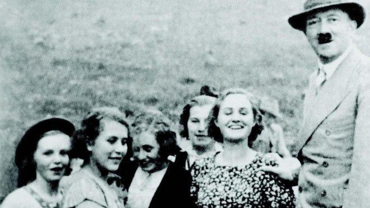 La familia Matthews y unas amigos, con Hitler en Berchtesgaden, en 1935, con quien se toparon casualmente mientras estaban de vacaciones en Alemania.-ÁTICO DE LOS LIBROS