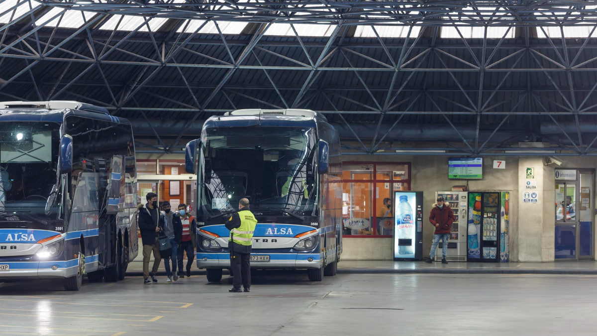 Dos autobuses de Alsa en la estación de Burgos. SANTI OTERO