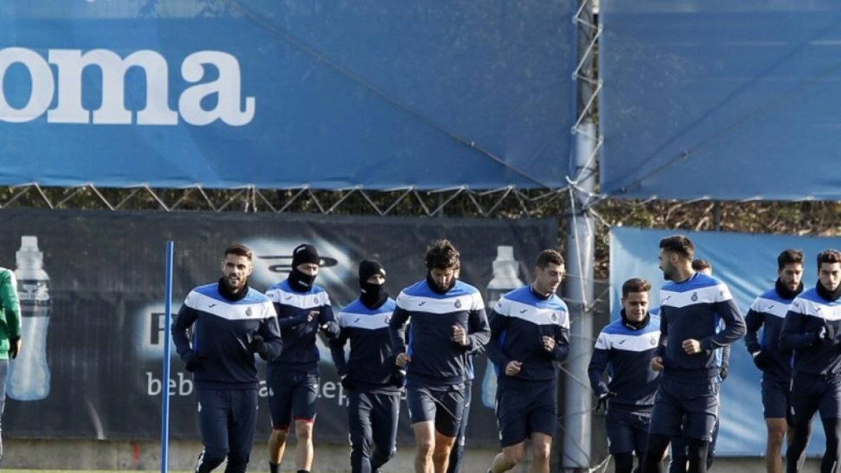 Los jugadores del Espanyol, en un entrenamiento en Sant Adrià.-RCDE