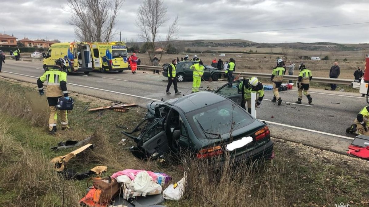 Los equipos de emergencia intervienen en el lugar del accidente. BOMBEROS DE BURGOS
