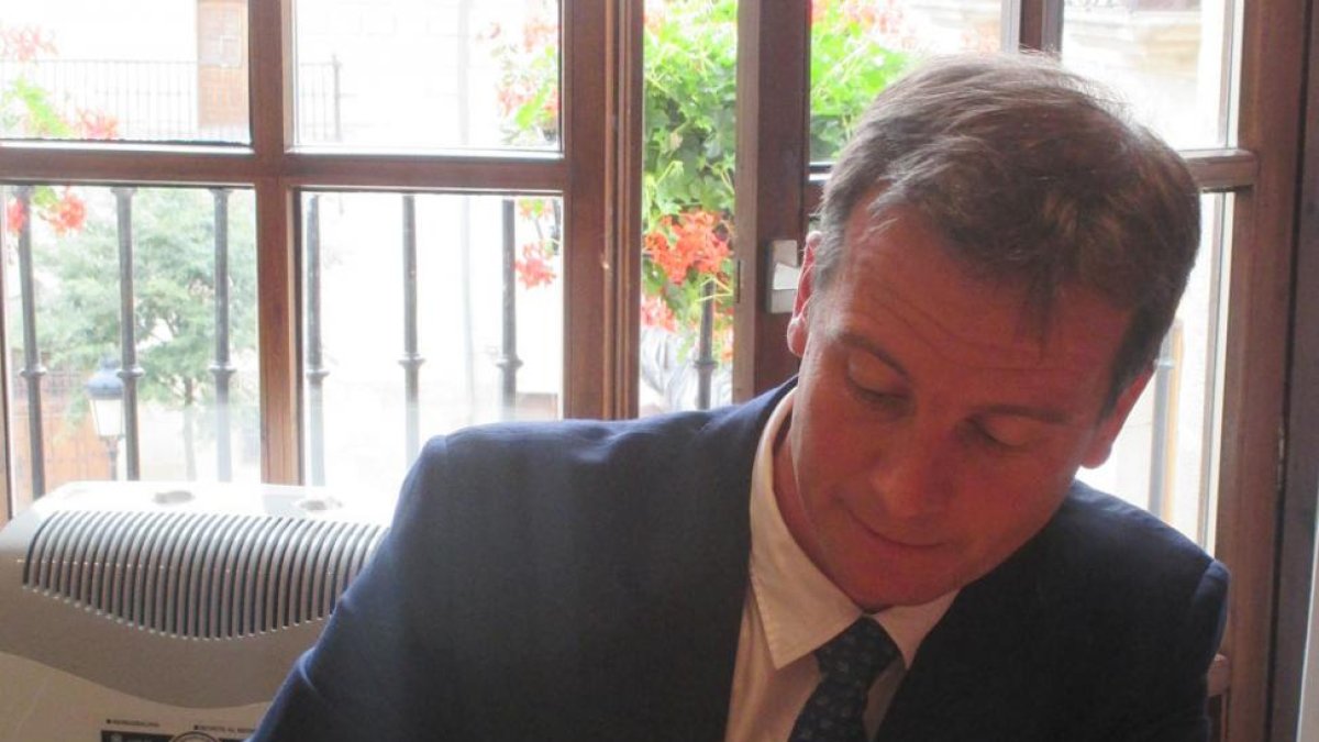 Borja Suárez, al frente del PP, firma un pacto con el PSOE.-E. M.