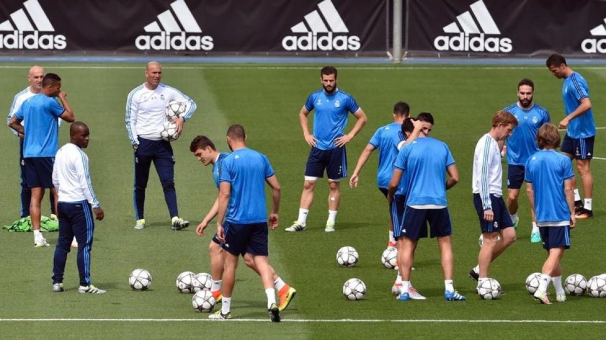 Los jugadores del Real Madrid, durante un entrenamiento-AFP / GERARD JULIEN