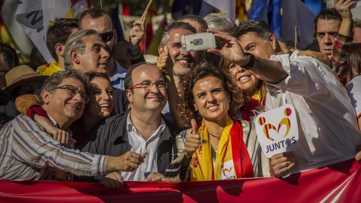 Enric Millo, Andrea Levy, Miquel Iceta, Dolors Montserrat, Alicia Sanchez Camacho y Xavier Garcia Albiol se hacen un selfi en la manifestación de Societat Civil Catalana de este domingo.-CARLOS MONTAÑÉS