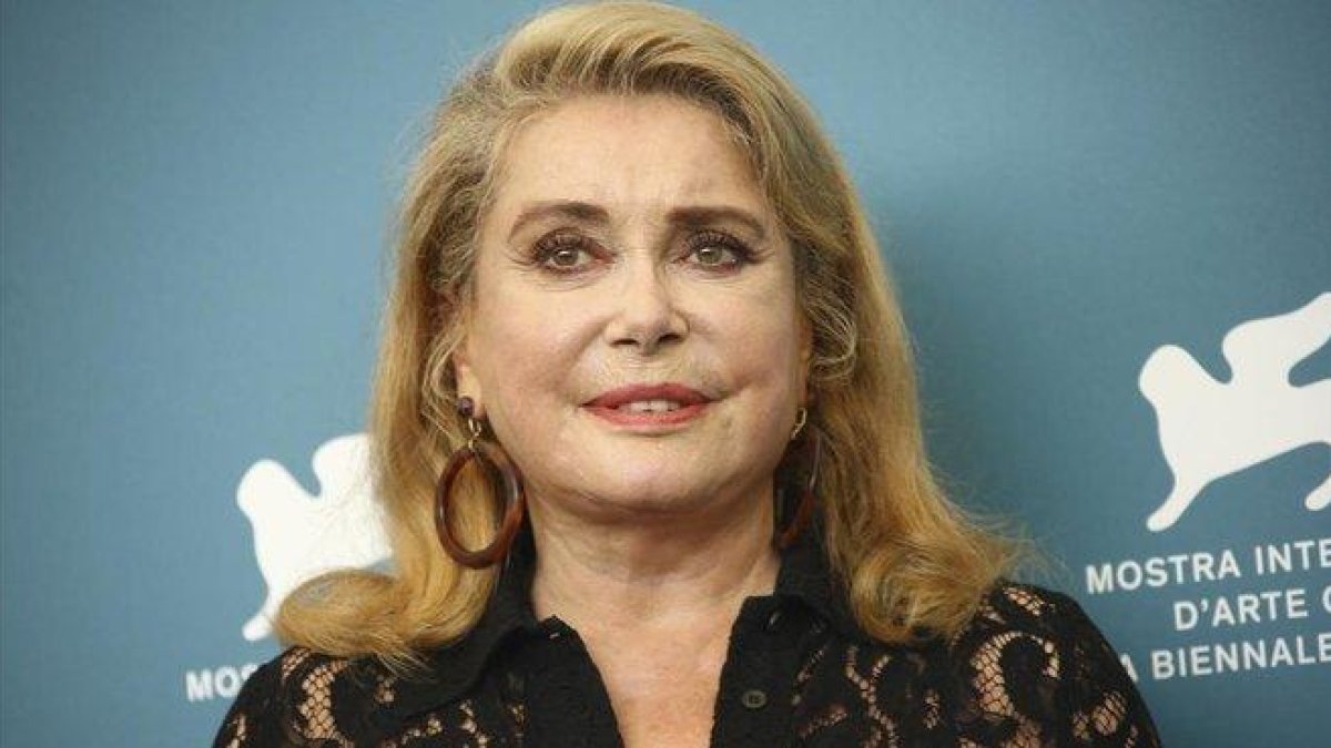 Catherine Deneuve posa en el Festival de Cine de Venecia, el pasado mes de agosto.-