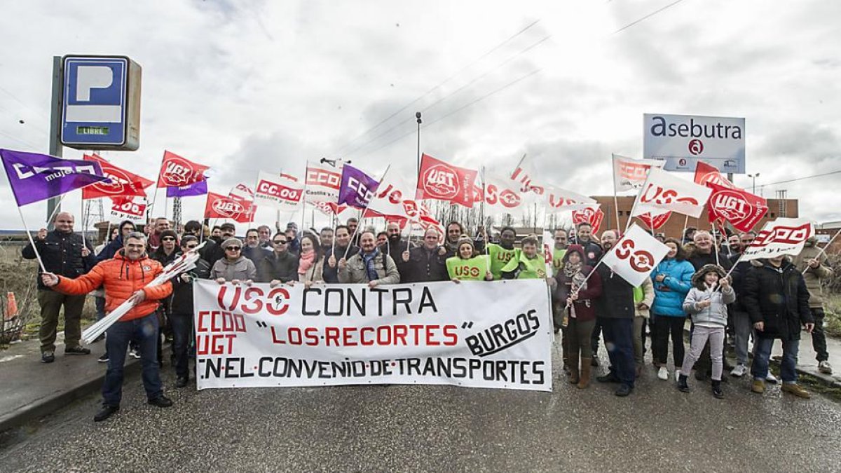 Imagen de la concentración de ayer frente a la sede de la patronal del transporte.-ISRAEL L. MURILLO