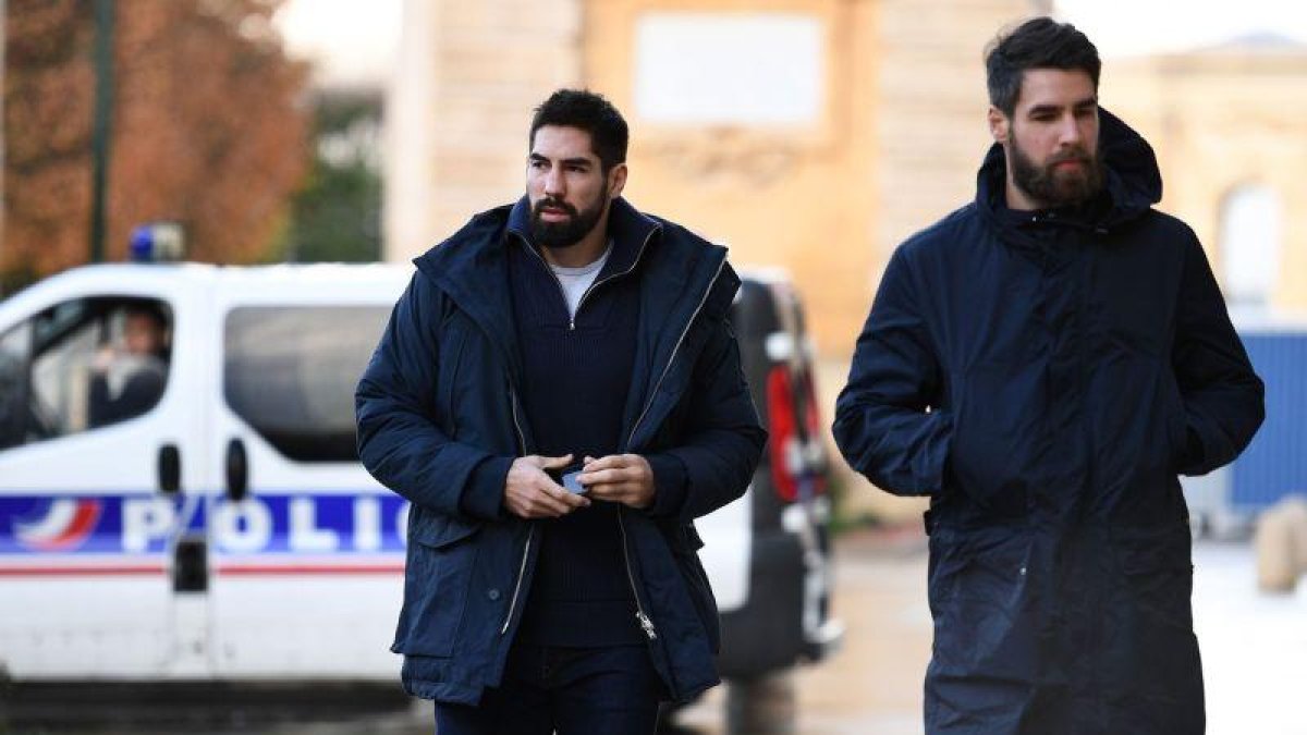 Nikola Karabatic, junto a su hermano Luka (derecha) en una imagen tomada el pasado noviembre antes de declarar en Montpellier-PASCAL GUYOT / AFP
