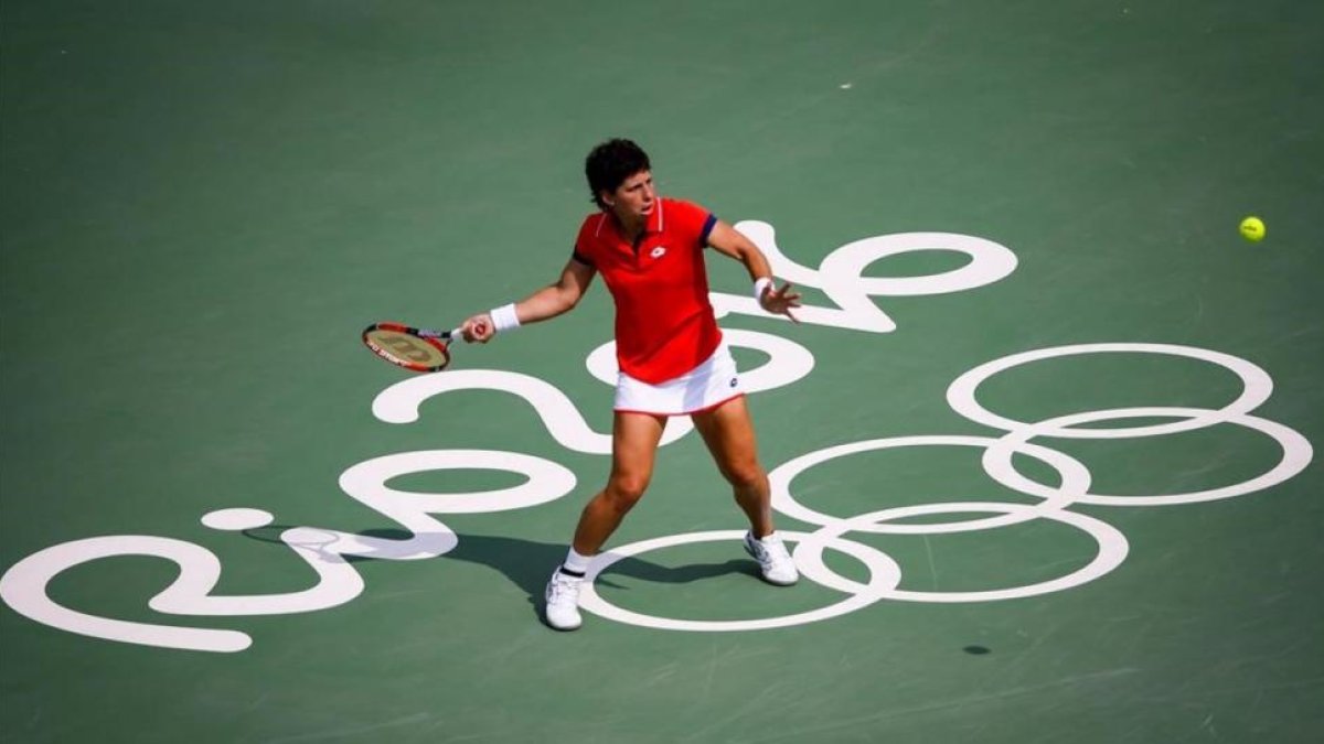 Carla Suárez devuelve una bola durante el partido de este martes contra la estadounidense Madison Keys-EFE / FERNANDO BIZERRA JR