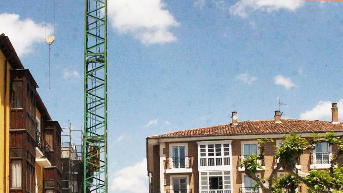 La nueva ordenanza mantiene la prohibición de aparcar en la zona de la plaza.-G. G.